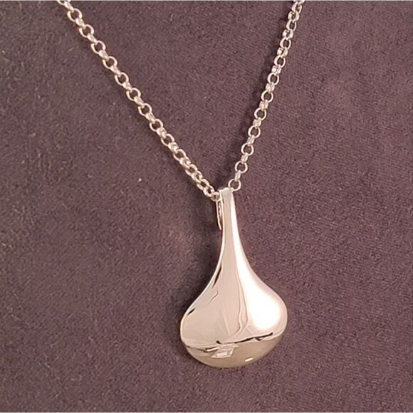 New ELLE Sterling Silver Contemporary Kidney Drop Pendant Necklace - Picture 4 of 8